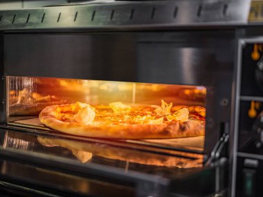 Taze pişmiş bir kafede sıcak lezzetli pizza