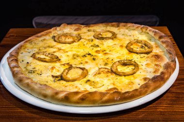 Taze pişmiş bir kafede sıcak lezzetli pizza