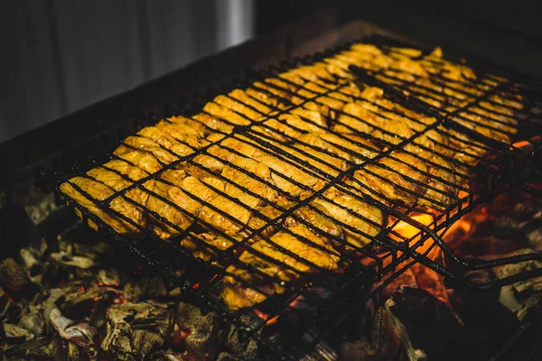 Mięso Jest Smażone Grill Otwartym Ogniu — Zdjęcie stockowe