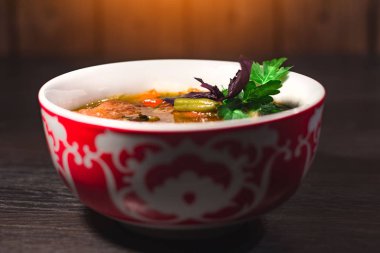 Bir tabak sıcak bir oryantal et ve erişte çorbası