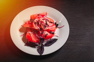 Lezzetli ve taze salata domates ve soğan ile