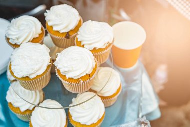 Beyaz krem top ile lezzetli muffins