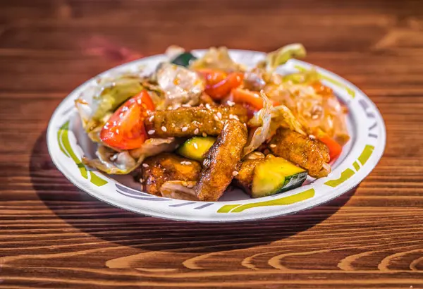 Köstlicher Salat Mit Einem Café Auf Einem Hölzernen Hintergrund — Stockfoto