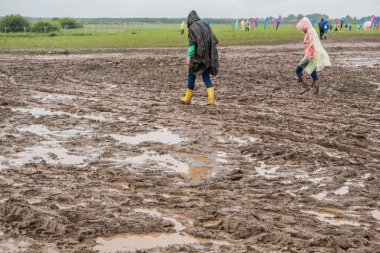 Lastik çizme içinde kir, Festivali
