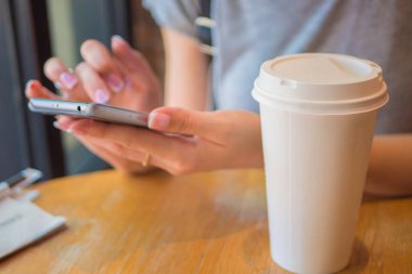 Bir kız ile bir telefon bir kafede kahve evi oturuyor