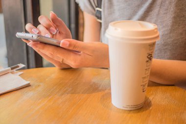 Bir kız ile bir telefon bir kafede kahve evi oturuyor