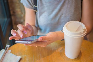 Bir kız ile bir telefon bir kafede kahve evi oturuyor