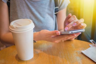 Bir kız ile bir telefon bir kafede kahve evi oturuyor