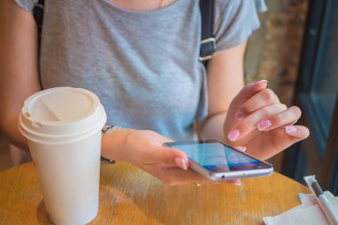 Bir kız ile bir telefon bir kafede kahve evi oturuyor