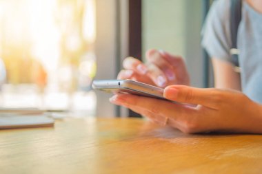 Bir kız ile bir telefon bir kafede kahve evi oturuyor