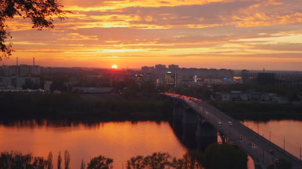 Şehir Nehir Köprü Üzerinde Günbatımı — Stok video