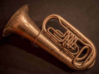 Bir müzikal müzikal tüp duvarda asılı