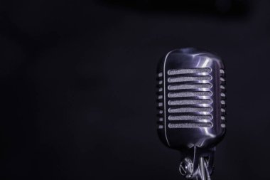 Karaoke kulüpte Sahne Alanı'nda Vintage mikrofon