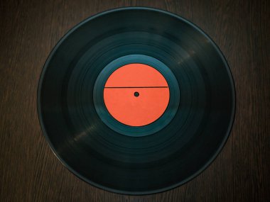 Masanın üzerinde yatan vintage vinil plaka