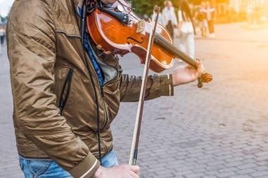 Sokak kemancı öğle vakti, sonbahar günü keman çalıyor