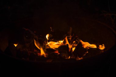 Bir Barbekü, ormanın içinde şehir dışında bir yürüyüş içinde yanan ateş