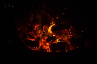 Bir Barbekü, ormanın içinde şehir dışında bir yürüyüş içinde yanan ateş