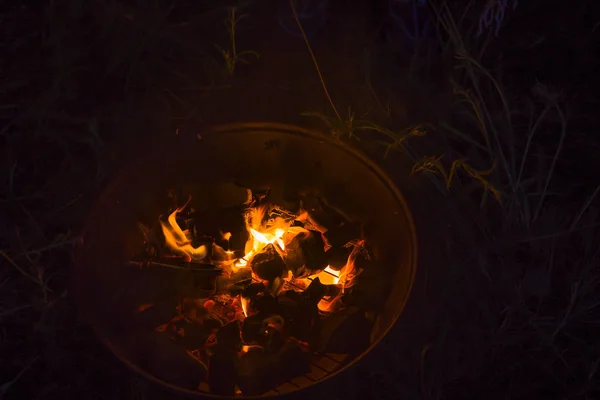 Fuego Ardiendo Una Barbacoa Una Caminata Fuera Ciudad Bosque —  Fotos de Stock