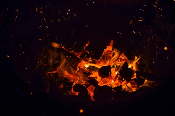 Φωτιά Καίει Ένα Μπάρμπεκιου Έναν Περίπατο Έξω Από Την Πόλη — Φωτογραφία Αρχείου