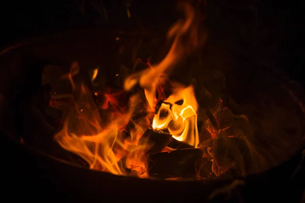 Φωτιά Καίει Ένα Μπάρμπεκιου Έναν Περίπατο Έξω Από Την Πόλη — Φωτογραφία Αρχείου
