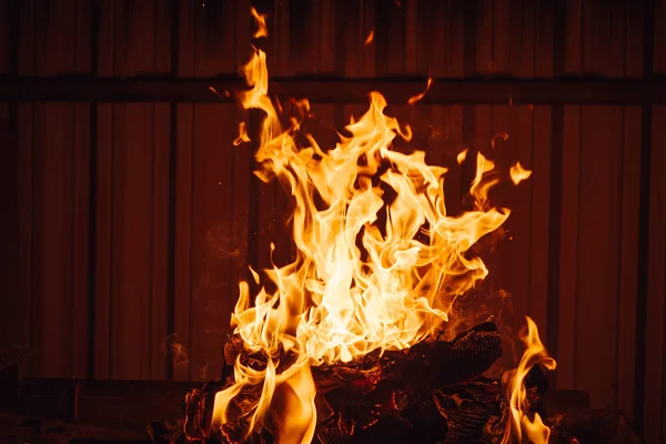 Πυρκαγιά Στη Σχάρα Πριν Από Κρέας — Φωτογραφία Αρχείου