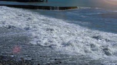 Dalgalar su sıçramalarına sahilde,