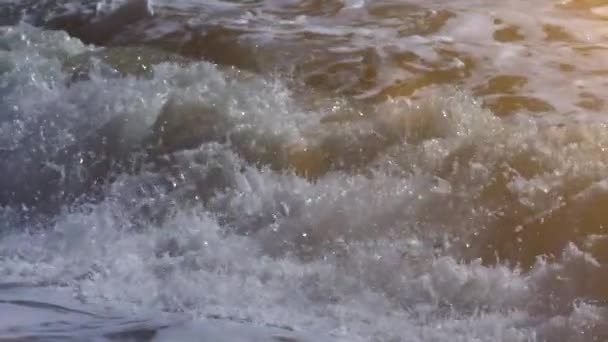海浪洒在沙滩上 溅起水面 — 图库视频影像