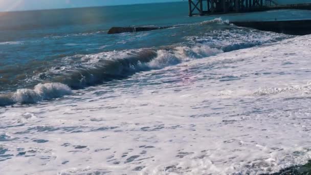 海浪洒在沙滩上 溅起水面 — 图库视频影像