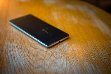 Bir tabloda bir kafede bir smartphone aittir,