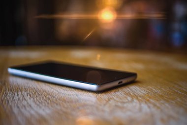 Bir tabloda bir kafede bir smartphone aittir,