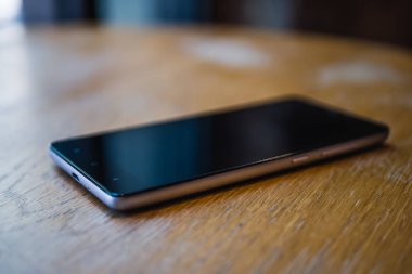 Bir tabloda bir kafede bir smartphone aittir,