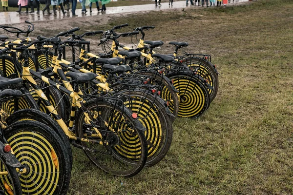 Κίτρινο Μαύρο Ποδήλατα Στο Θερινό Φεστιβάλ Μουσικής — Φωτογραφία Αρχείου
