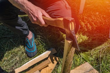 Bir adam yakacak odun yürüyüşe yaz günü pirzola