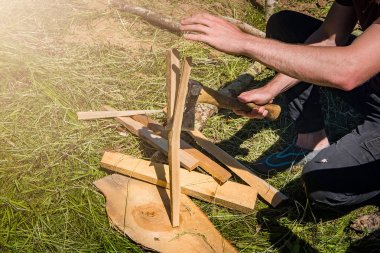 Bir adam yakacak odun yürüyüşe yaz günü pirzola