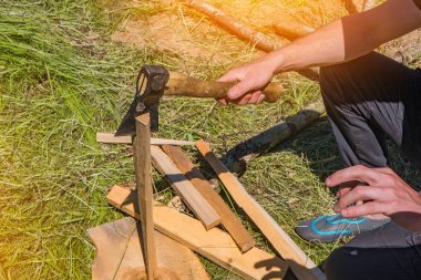 Bir adam yakacak odun yürüyüşe yaz günü pirzola