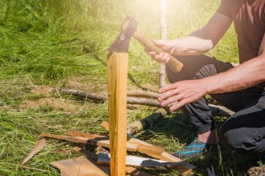 Bir adam yakacak odun yürüyüşe yaz günü pirzola