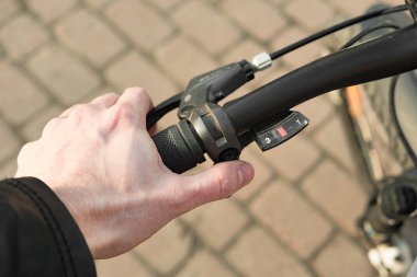 Bisiklet sapında yaz güneşli bir günde teslim