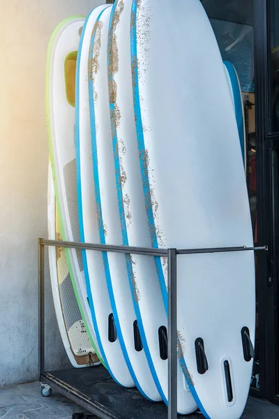 晴れた夏の日の山に積み上げられたサーフボード — ストック写真