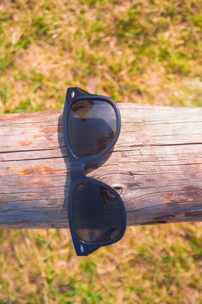 Ahşap bir oturum, güneşli bir yaz güneş gözlüğü