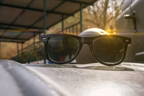 Sluneční Brýle Staré Vojenské Auto Jarní Den — Stock fotografie