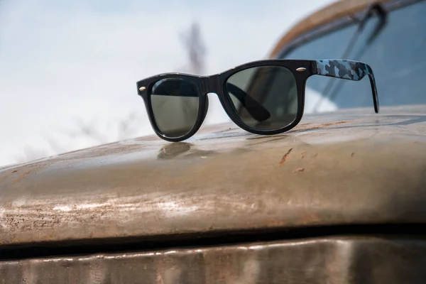Sluneční Brýle Staré Vojenské Auto Jarní Den — Stock fotografie
