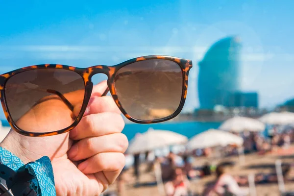 Occhiali Sole Una Mano Sulla Spiaggia Giornata Estiva Lucente — Foto Stock