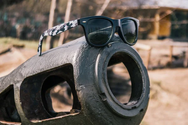 Occhiali Sole Sulla Pistola Artiglieria Giorno Primavera — Foto Stock