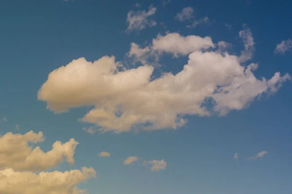 Bel Cielo Con Nuvole All Inizio Maggio — Foto Stock