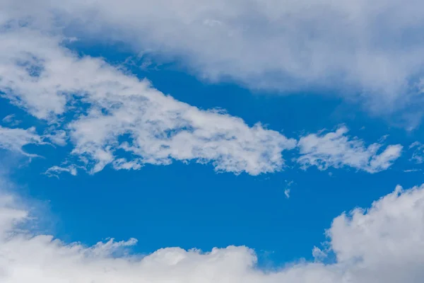 Bel Cielo Con Nuvole All Inizio Maggio — Foto Stock