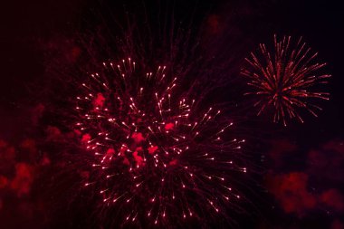 Şenlikli bir günde gece gökyüzünde parlak ve güzel havai fişek