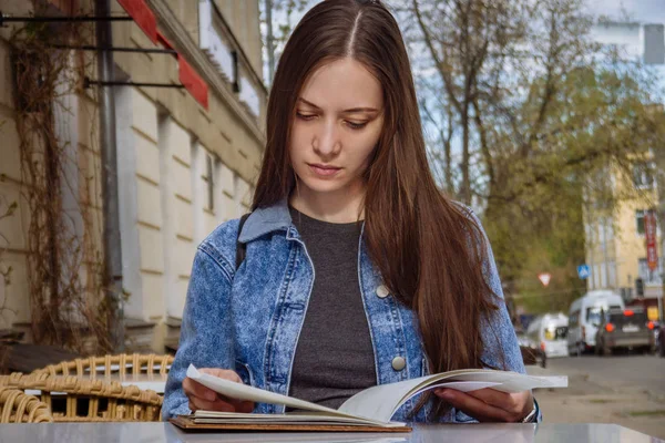 Gyönyörű Lány Farmer Ruha Egy Nyári Kávézóban Egy Napsütéses Napon — Stock Fotó