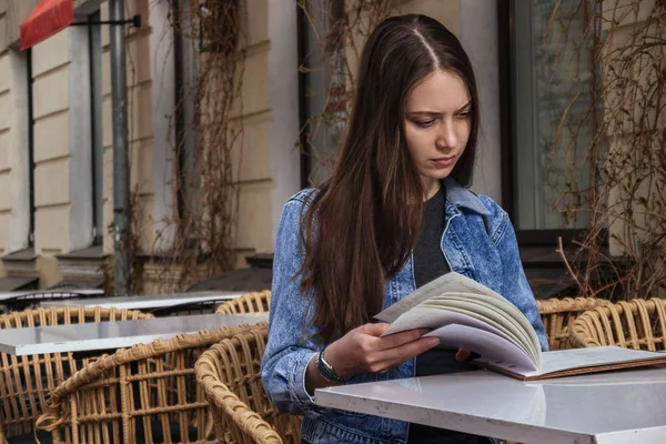 Belle Fille Costume Jeans Dans Café Été Par Une Journée — Photo