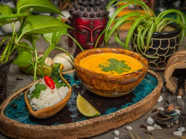 Bir tabak lezzetli balkabağı çorbası, bir porsiyon otlu pirinç ve bir dilim limon. El sanatları yemeklerinde