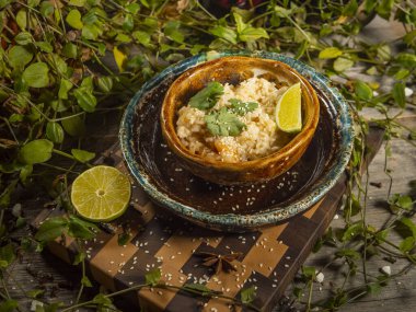 Karides ve bitkilerle nefis pirinç ve bir dilim limon.